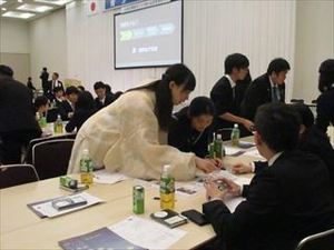 s美しい民族衣装の留学生.jpg