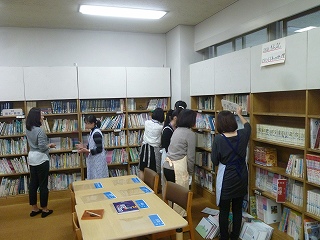 2016保護者ボランティア図書室③.jpg